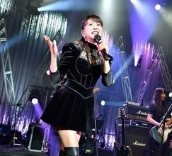 【 森高千里 】 「2階席の皆さんも総立ちで大きな声で応援してくれました。ちゃんと届きましたよ～」　愛知でライブ