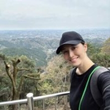 【 橋本マナミ 】 「山頂でラーメンが食べられるみたい！行ってみたい！」　息子の提案で高尾山へ　1本の団子をシェア　〝仲良し家族ショット〟に反響