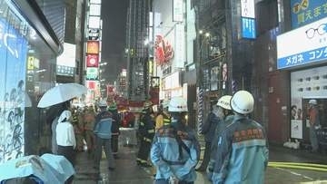 JR新宿駅東口近くのビルで火事 男女4人けが 8階建てビルの7階の飲食店から出火 東京消防庁