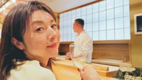 【 高岡早紀 】　お寿司屋さんのカウンター席で　魅惑の〝ほろ酔い〟姿を公開　「今夜はお寿司とシャンパンで自分にご褒美」