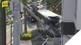 「観光バスが電柱に突っ込む　現場の手前には街路樹などに接触した痕も　東京・江戸川区」の画像1
