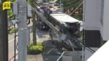 観光バスが電柱に突っ込む　現場の手前には街路樹などに接触した痕も　東京・江戸川区
