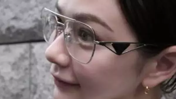【 村重杏奈 】眼鏡にネイビートップスで知的シック「言葉遣い品質向上委員会」フォロワー称賛「スタイル最高級品」