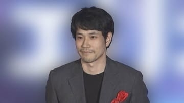 【 松山ケンイチ 】 「背中に電気走って動けなくなりました」　朝の着替え中に突然の痛み　本厄の年に　〝背中ギックリ〟を報告