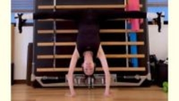 【 松島花 】逆立ちで水平開脚「考え事が多いときは逆立ち」　フォロワービックリ〝バランス・パワー・体幹〟〝真似できない〟