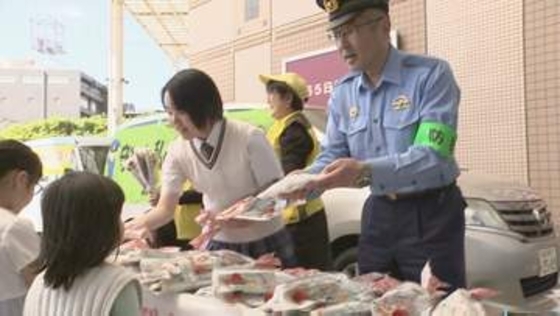 母の日を前に品川区の高校生らがカーネーションを配りながら特殊詐欺の被害防止を呼びかけ　警視庁 品川署