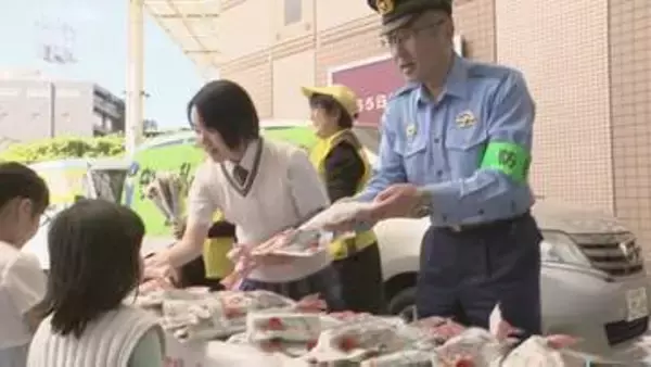 母の日を前に品川区の高校生らがカーネーションを配りながら特殊詐欺の被害防止を呼びかけ　警視庁 品川署