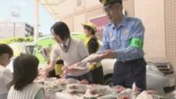 母の日を前に品川区の高校生らがカーネーションを配りながら特殊詐欺の被害防止を呼びかけ　警視庁 品川署