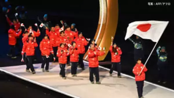日本選手団は4か所で同時入場、旗手・森重航は笑顔、別会場では小林陵侑「ミラノの方が楽しそう...」もノリノリ行進【開会式】