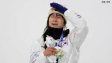 “大大大逆転”で奇跡の金メダル！場内騒然の転倒→最終ランでフルメイク、韓国代表・チェ・ガオンが涙の初優勝【ミラノ五輪・スノボHP女子】