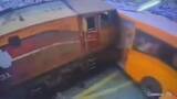 「タイ・貨物列車のバス衝突事故　運転士から薬物反応「覚醒剤と大麻を…」タイ警察が拘束　バスの乗客ら8人死亡」の画像1