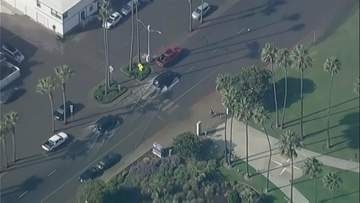 カリフォルニア州で高潮により道路が冠水　高さ6メートルの防波堤越える