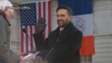 「この状況を変えてみせる」米NY新市長･マムダニ氏が市民生活支援を強調　アパート視察し住宅支援の市長令に署名