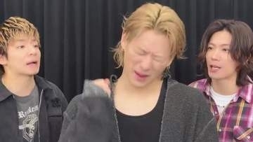 【 Number_i 】「I forgot my earphones…（イヤフォン忘れてきちゃった.....）」コミカルな動画公開に反響「可愛すぎんだろ」「あたしにもください」