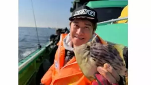 【 川﨑麻世 】　妻とカワハギ釣りを楽しむ　「人生初めて釣り師の妻より釣果が高かった」