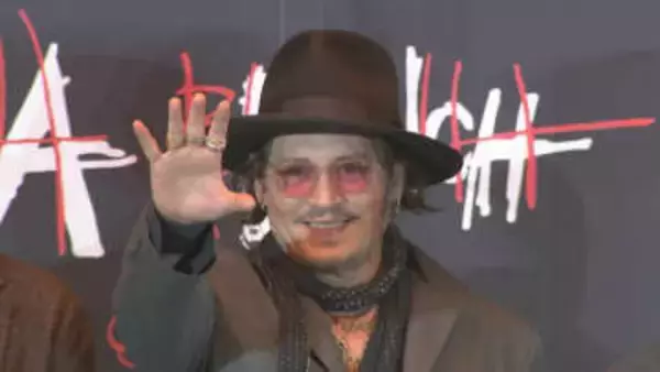 【 ジョニー・デップ 】日本滞在中もホテルで絵を描き「心配しないで、ちゃんとシャワー浴びてきた」「ちゃんときれいだよ！」