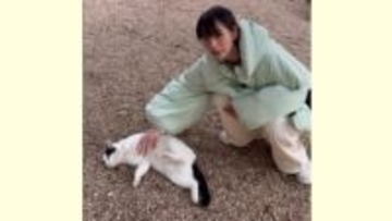 【 のん 】パリの庭園で〝猫なで〟日本語でのご挨拶に「ころん」　癒やしの時間に「良い出会いでした」