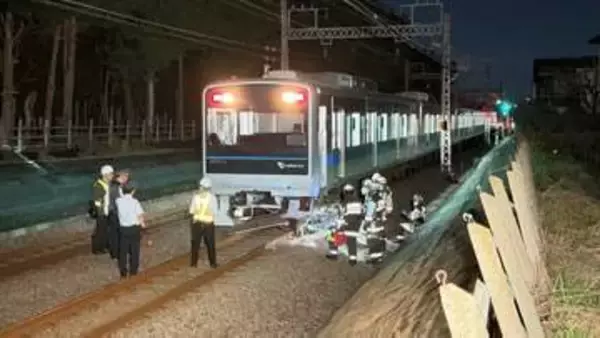小田急線の線路を軽乗用車が約200ｍ走行…車の高齢女性1人死亡　乗客乗員にけがなし　始発から通常通り運転見込み