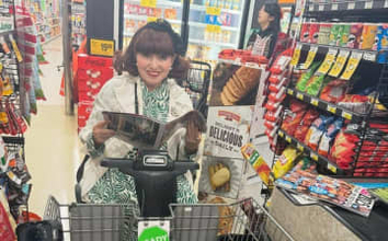 【 黒柳徹子 】　「冬休みでハワイに来てます。スーパーでのお買い物！　楽しいです」　笑顔で買い物ショット