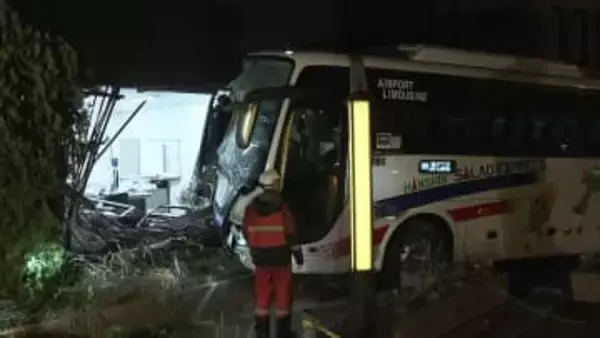 関西空港発のバスが歩道に乗り上げビルに衝突　運転手と乗客あわせて9人けが　神戸市