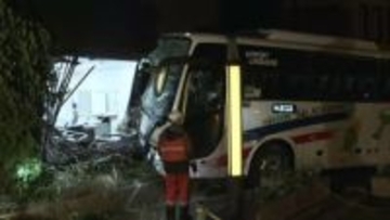 関西空港発のバスが歩道に乗り上げビルに衝突　運転手と乗客あわせて9人けが　神戸市