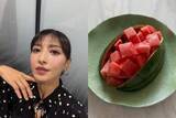 「【望月理恵】「皆様熱中症にご注意ください」大好物の “スイカで水分補給” 呼びかけ 斬新な“映えカット”に「やっぱアイデアやね」と絶賛殺到」の画像1