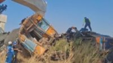 タイ東北部でクレーンが落下し列車に直撃　少なくとも22人が死亡