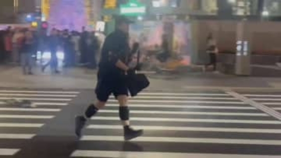 【速報】台湾で複数の切りつけ事件 発煙弾投げ込みも… これまでに2人死亡　犯人は別の事件で指名手配中の27歳男 警察官に取り囲まれ屋上から飛び降りる