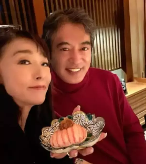 【 浅野ゆう子 】 「夫との休日も楽しみました」　２ショット公開　「香箱蟹を食べに」　金沢の寿司店へ