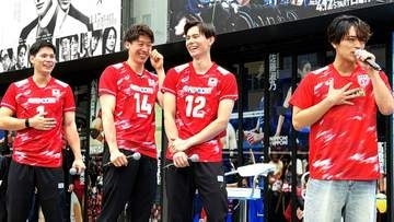 石川祐希主将がまさかのハプニングに平謝り　timelesz・原嘉孝さん「直撃したけど嬉しいです！」【ネーションズリーグ】