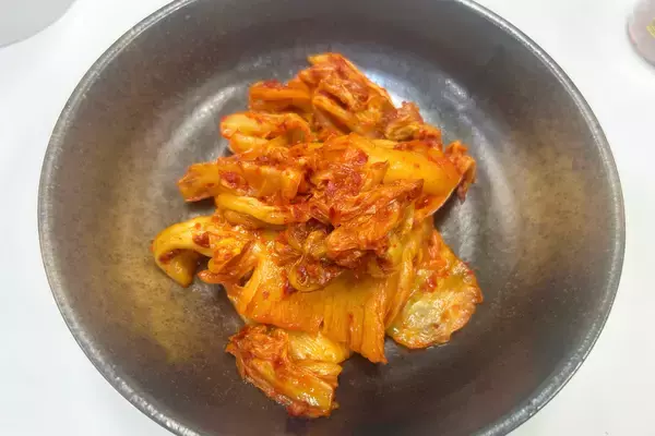 「ヨルムキムチ、黄色いパッケージ激辛キムチまで！みんなの推しキムチを食べ比べ！」の画像