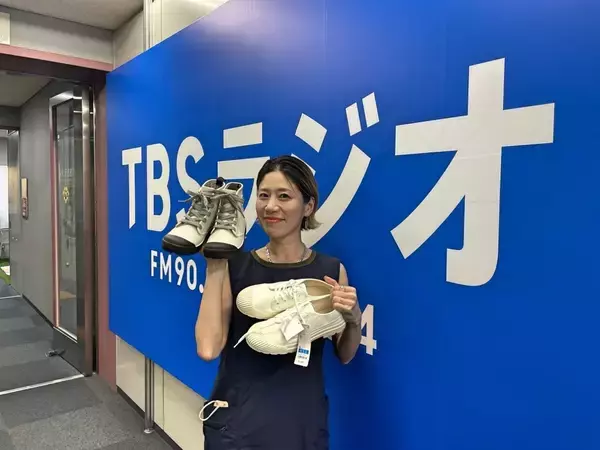 「エナメル素材や柄物を使って、梅雨コーデを楽しもう！」の画像