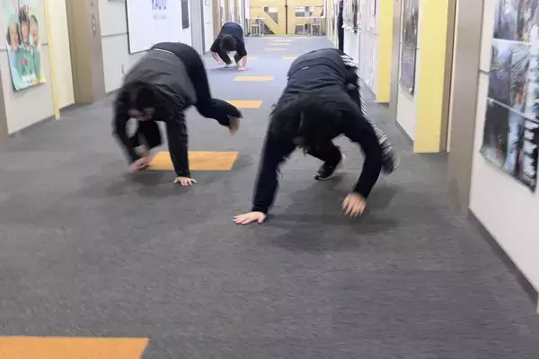 「TBSラジオの局内を四足歩行で走る！」の画像