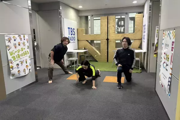 「TBSラジオの局内を四足歩行で走る！」の画像
