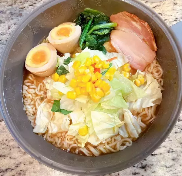 「麻辣湯好きや袋麺ユーザーに！3COINSの"ザル付きビストロヌードル"が便利」の画像