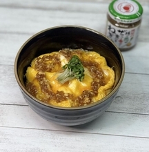 トロトロの玉子に「食べるねぎ油」のザクッと食感が良く絡む！【卵丼】