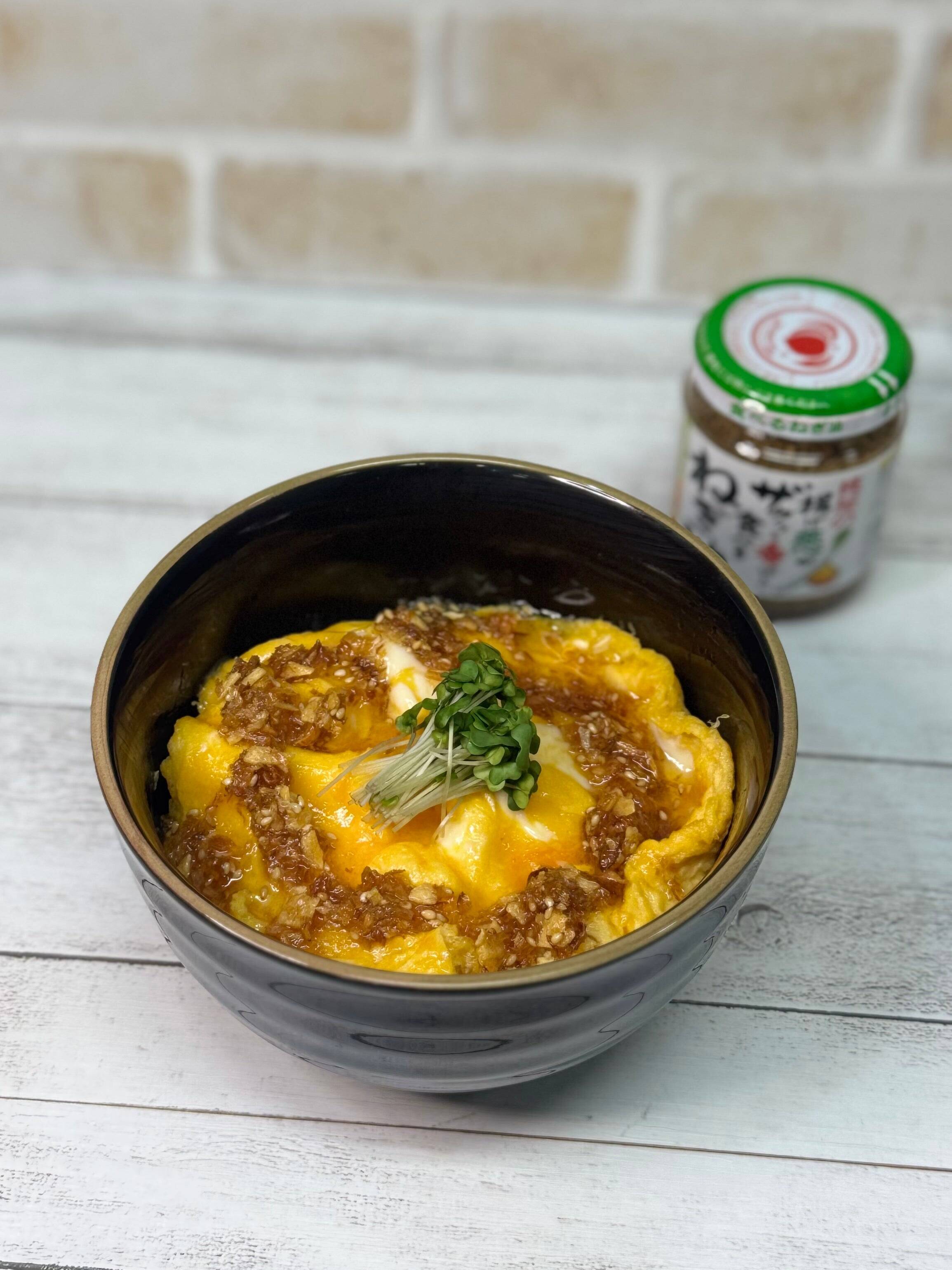 トロトロの玉子に「食べるねぎ油」のザクッと食感が良く絡む！【卵丼】