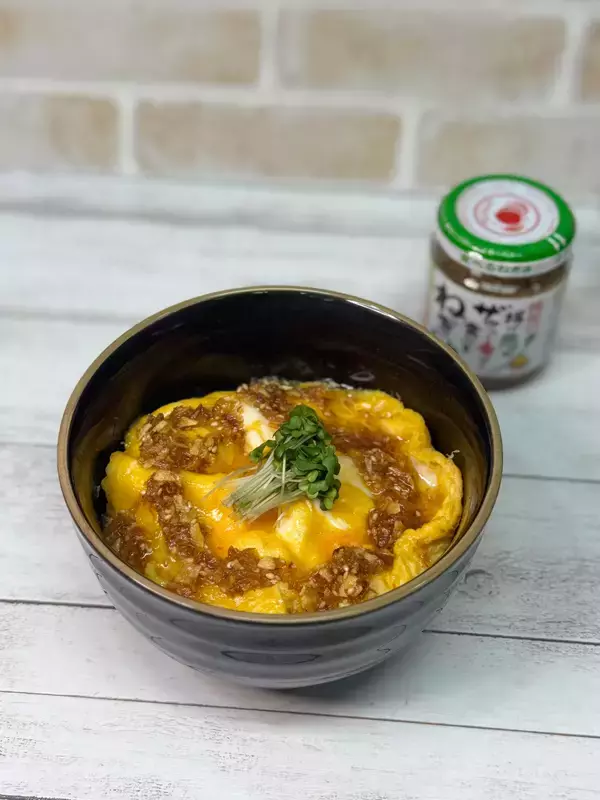 「トロトロの玉子に「食べるねぎ油」のザクッと食感が良く絡む！【卵丼】」の画像