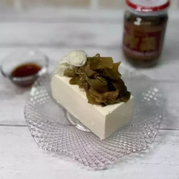およそ1年発酵熟成させたザーサイをのせるだけで深い味わいの1品に！