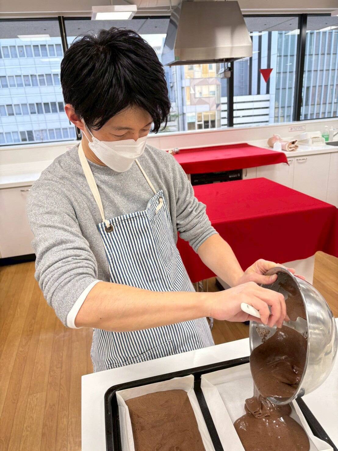 TBS杉山真也アナが本気作った「米粉のショコラベリーロール」がすごい!!