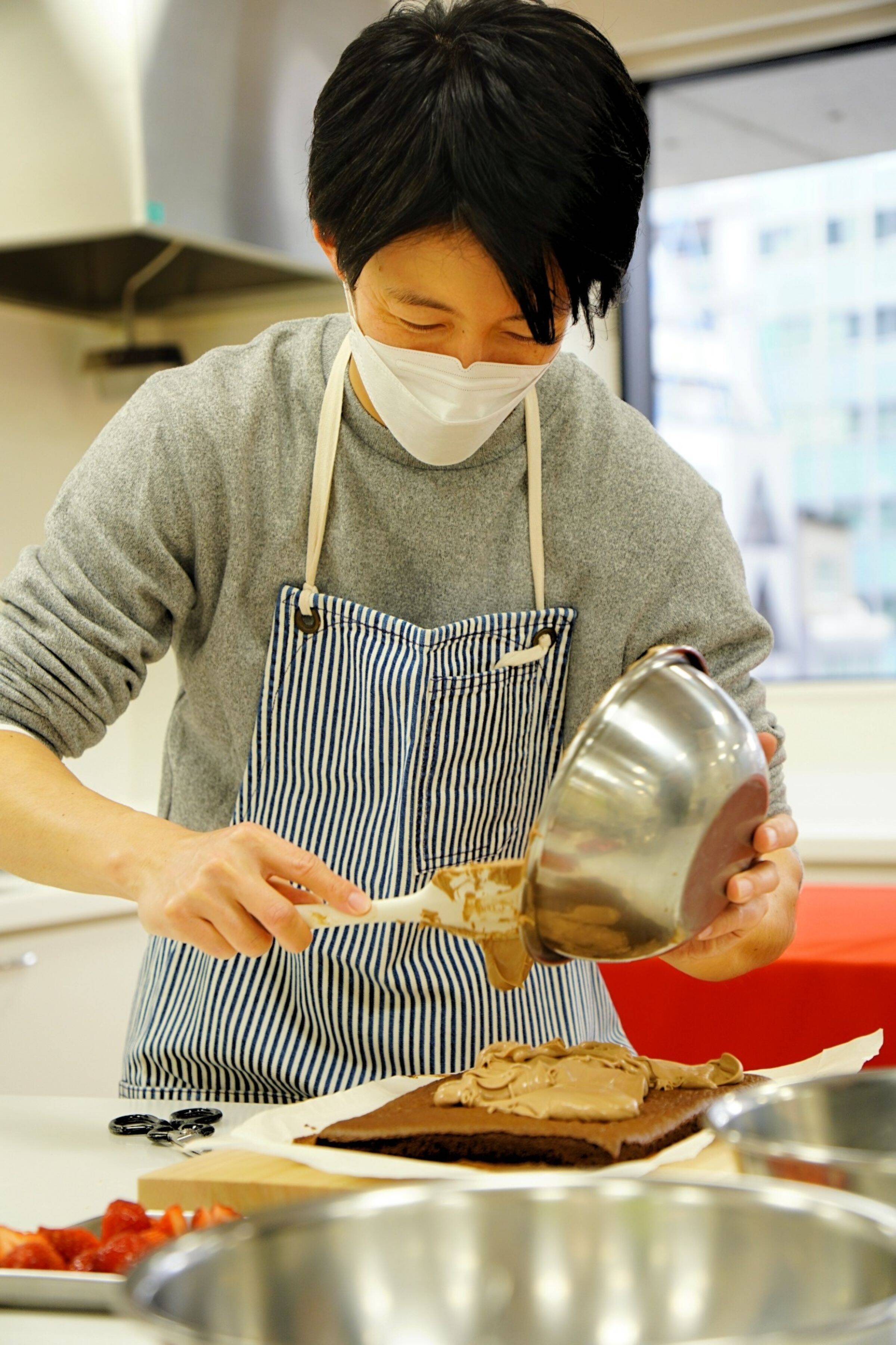 TBS杉山真也アナが本気作った「米粉のショコラベリーロール」がすごい!!