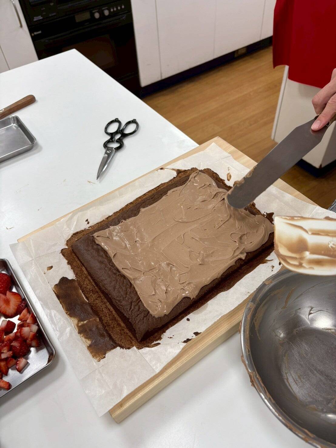 TBS杉山真也アナが本気作った「米粉のショコラベリーロール」がすごい!!