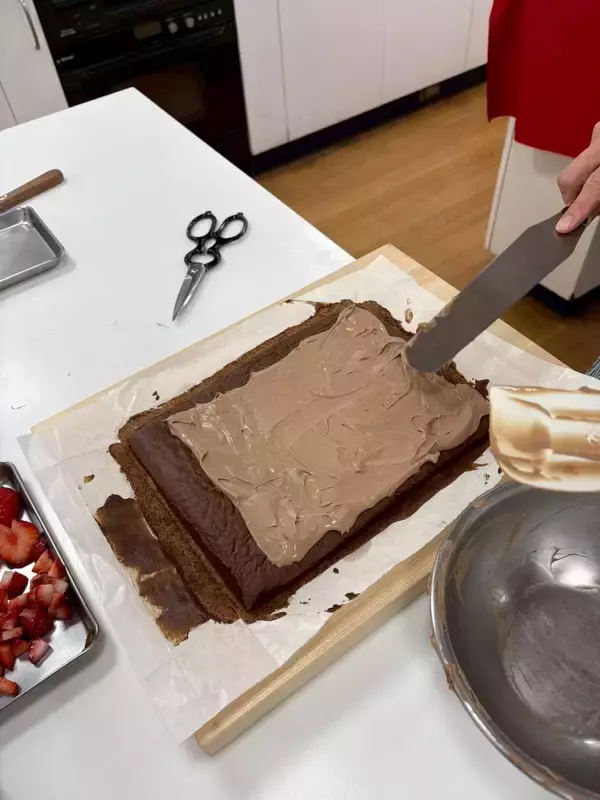 「TBS杉山真也アナが本気作った「米粉のショコラベリーロール」がすごい!!」の画像