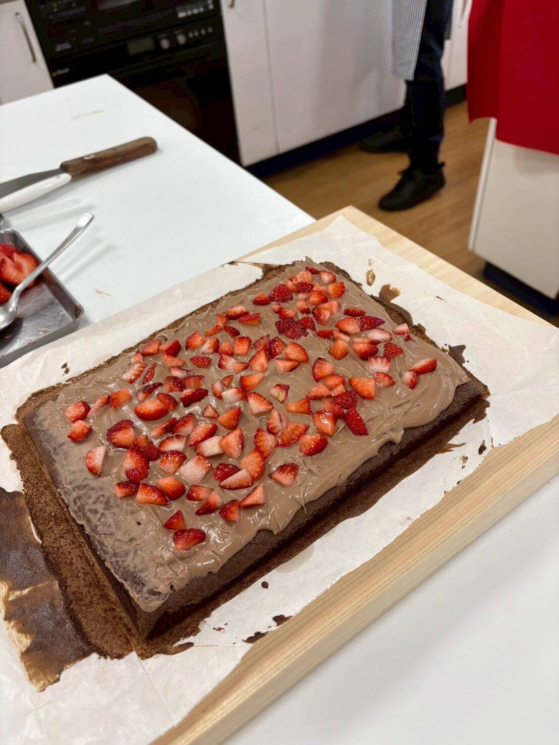 TBS杉山真也アナが本気作った「米粉のショコラベリーロール」がすごい!!