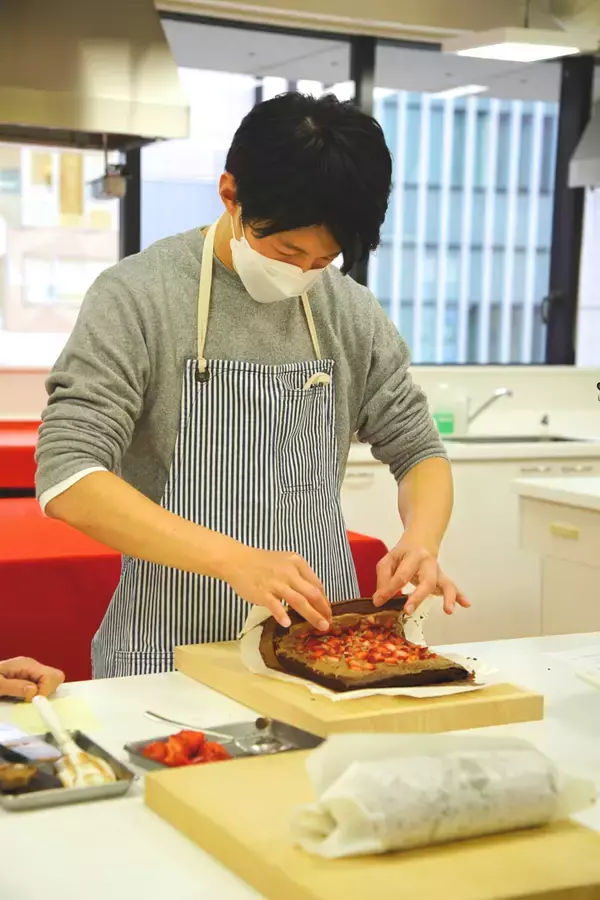 「TBS杉山真也アナが本気作った「米粉のショコラベリーロール」がすごい!!」の画像