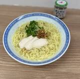 「温かいスープに食べるねぎ油の旨みがとけだして香り広がる！ねぎ油香る塩ラーメン」の画像1
