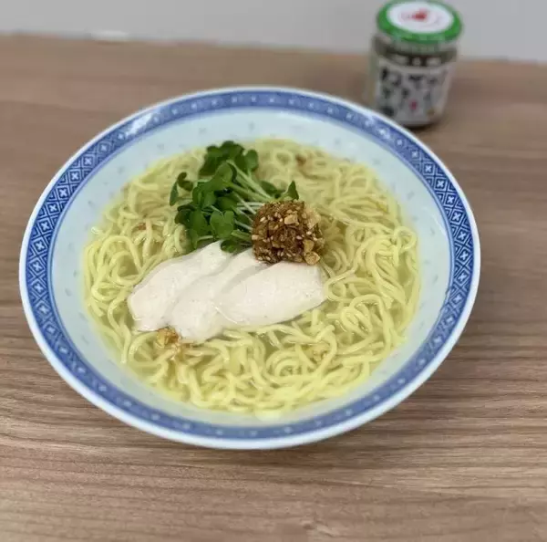 温かいスープに食べるねぎ油の旨みがとけだして香り広がる！ねぎ油香る塩ラーメン