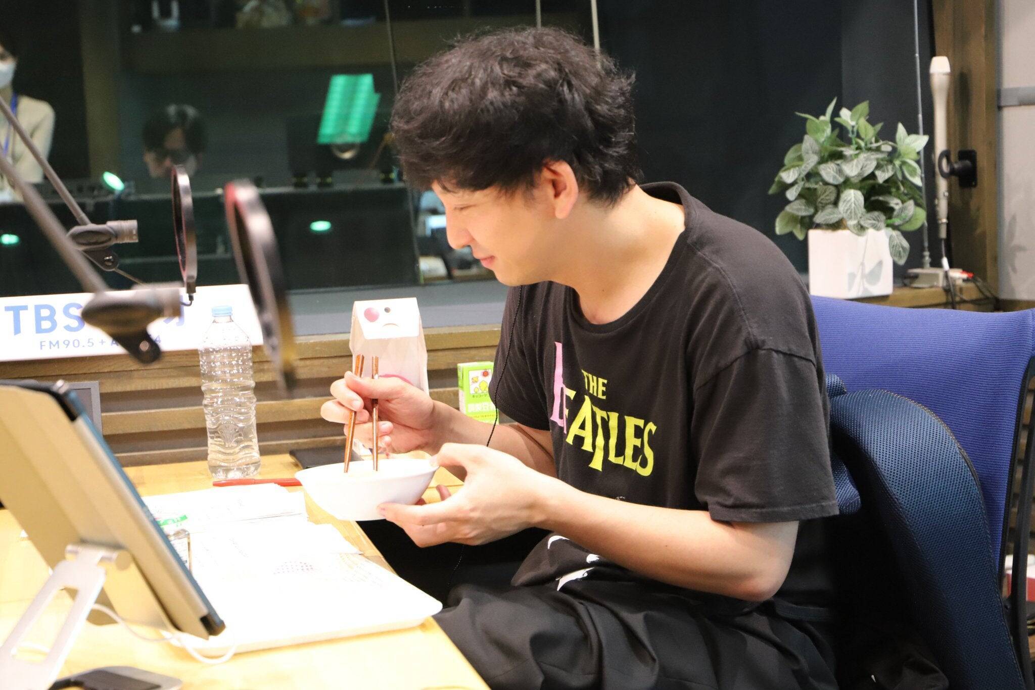 温かいスープに食べるねぎ油の旨みがとけだして香り広がる！ねぎ油香る塩ラーメン