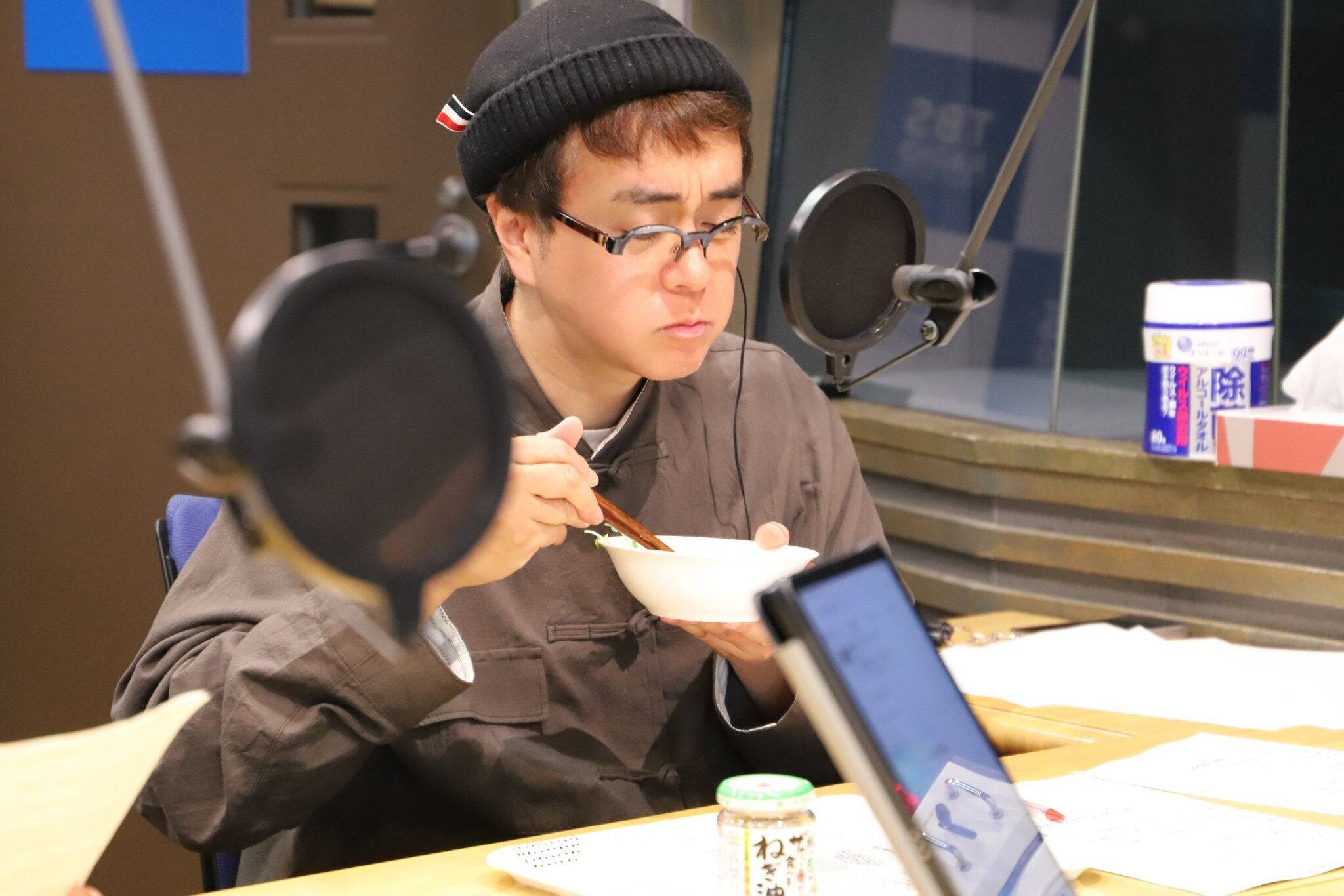 温かいスープに食べるねぎ油の旨みがとけだして香り広がる！ねぎ油香る塩ラーメン