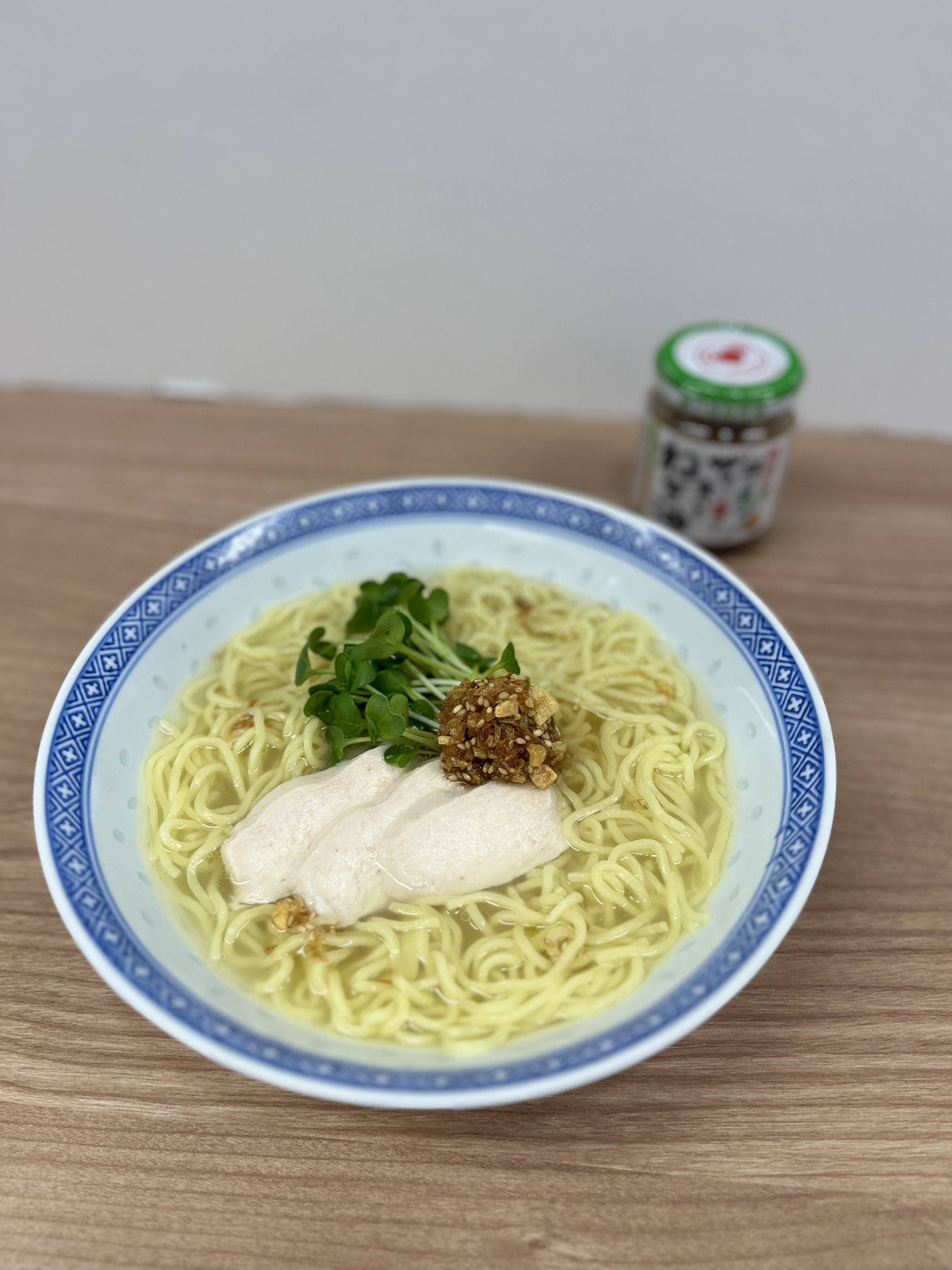 温かいスープに食べるねぎ油の旨みがとけだして香り広がる！ねぎ油香る塩ラーメン